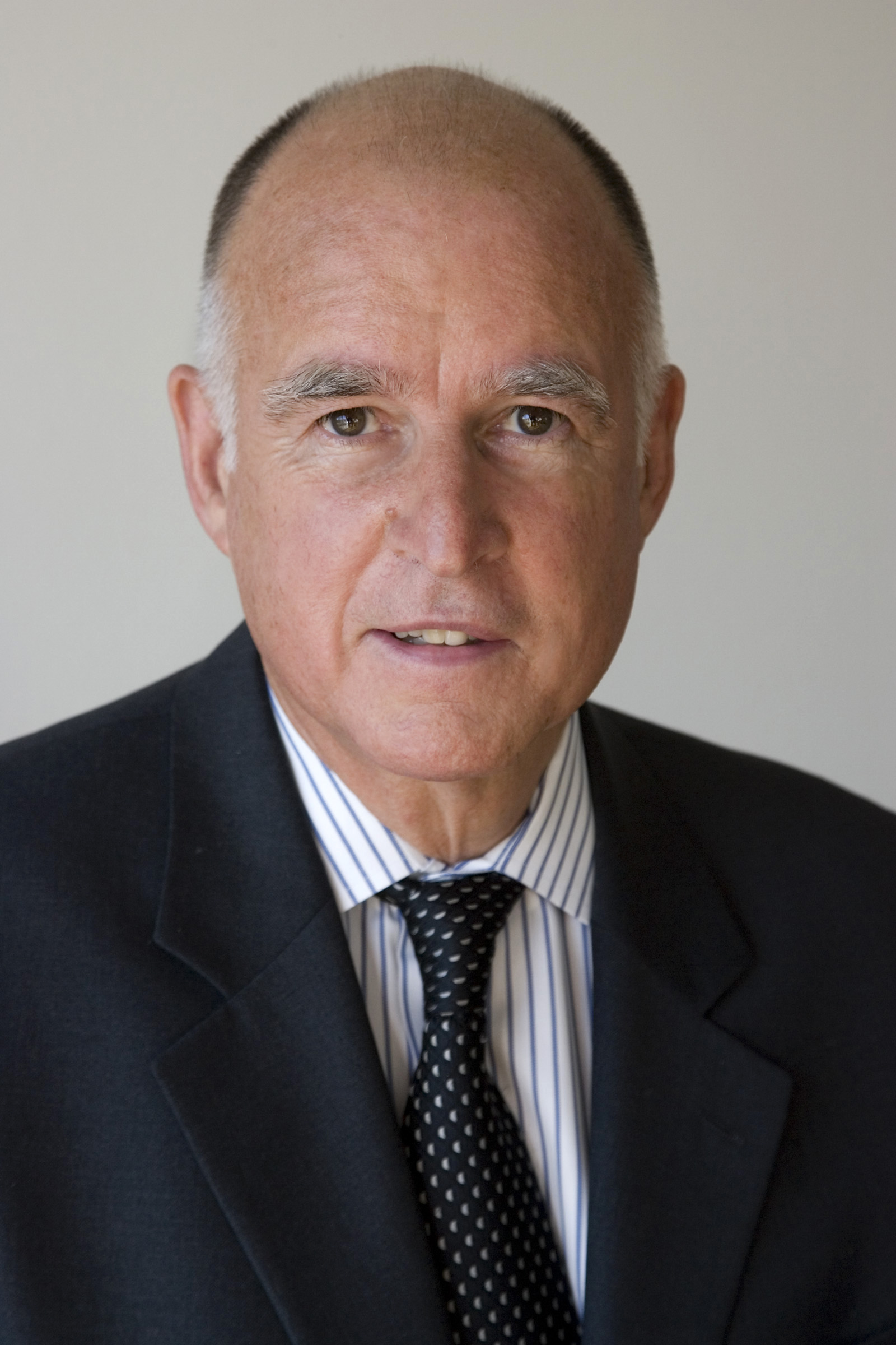 Gov. Jerry Brown signs illegal fishing bill into law